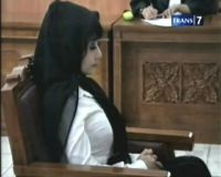 Malinda Dee Menangis Divonis 8 Tahun
