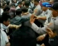 Demo Anti Korupsi Ricuh,  Mahasiswa dan Polisi Bentrok