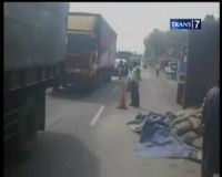 Truk Pengangkut Sampah Seruduk Rumah Warga