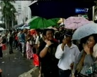 Rela Hujan-hujanan Demi Tiket Konser Lady Gaga!