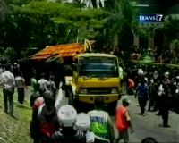 Bus Terguling Timpa Mobil