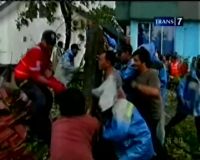 Puting Beliung Hancurkan Tembok dan Pohon