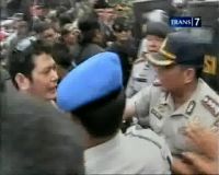 Aksi Dukung Bupati Korup Ricuh