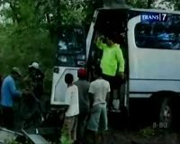 Bus Terperosok ke Sungai, Evakuasi Dramatis