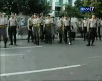 Mahasiswa Bentrok Dengan Polisi