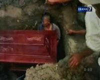 Evi dimakamkan, keluarga masih syok