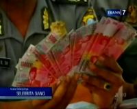 Gandakan Uang dengan Serangkaian Ritual