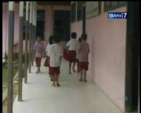 Pejabat Berlimpah Fasilitas, Murid SD Belajar di Lantai