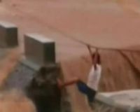 Banjir Bandang Runtuhkan Jembatan