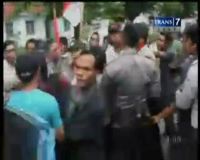 Tolak Kenaikan BBM, Mahasiswa Bentrok dengan Polisi