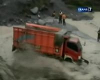 Sekeluarga Terseret Banjir Lahar Dingin