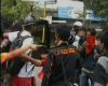 Flash:  Berebut Ban Bekas Mahasiswa Baku Hantam