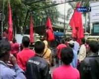 Massa Datangi KPUD Tanah Merah