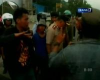 Polisi Dibantu Warga Bentrok dengan Mahasiswa