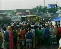 Jelang BBM Naik, Warga Antre Sembako