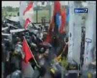 Gelombang Demonstrasi Berakhir Ricuh