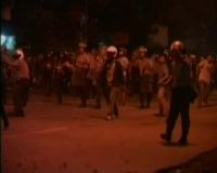 Flash: Aksi Rusuh, Polisi Pukul Mundur Mahasiswa