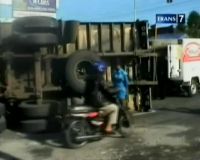 Kecelakaan Beruntun, Warga Jarah Muatan Truk