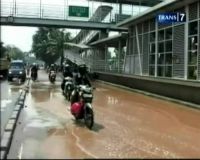 TransJakarta Berhenti Beroperasi Karena Banjir