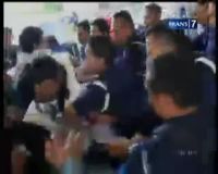 Tuntut Fasilitas, Mahasiswa Baku Hantam dengan Aparat
