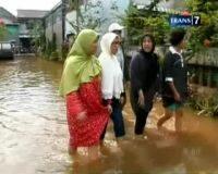 Banjir Jakarta Surut, Warga Mulai Bersih-bersih