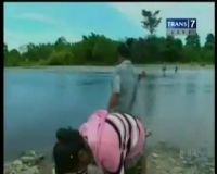 Jembatan Ambruk, Siswa Jalan Kaki Sebrangi Sungai