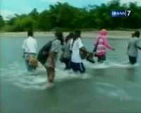 Jembatan Ambruk, Siswa Rela Basah-Basahan