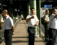 Dubes AS, Naik Kereta dan Didemo