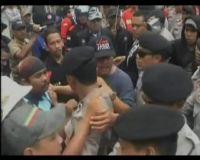 Flash: Unjuk Rasa Buruh Ricuh
