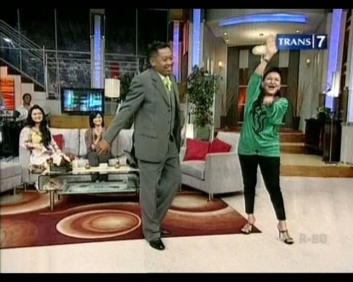 Cara Mpok Atiek Hindari Candaan SARA