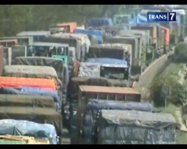 Macet 17 Km Sembako Terancam Busuk