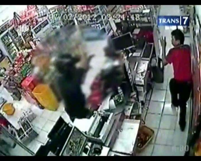 Perampok Todongkan Golok di Minimarket