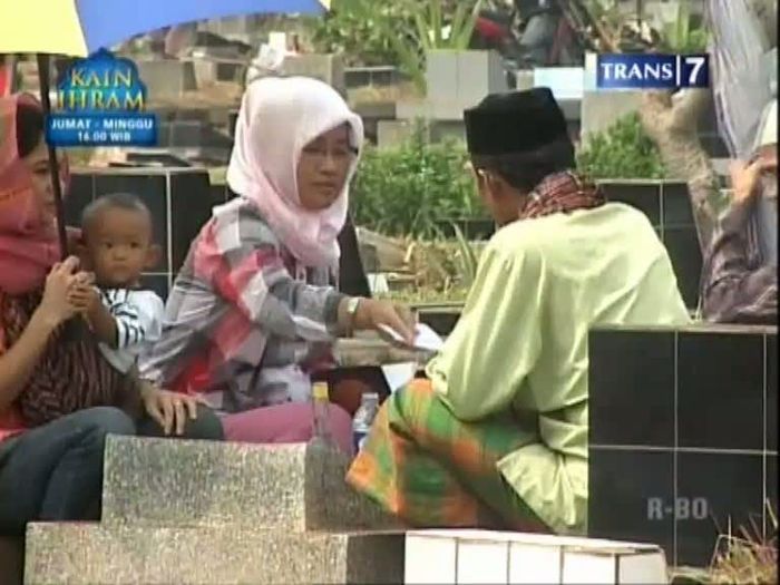 Tukang Baca Doa Mengais Rezeki di Pemakaman