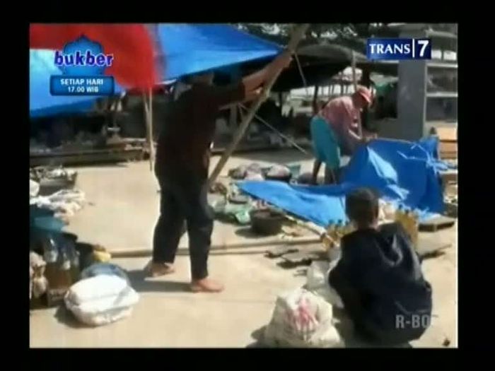 Warung dan Atap Rumah Berterbangan