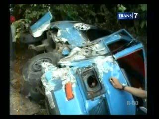  Angkot Ugal-ugalan Terbalik di Jalan Raya