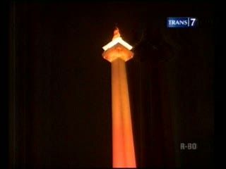Monas Bermandikan Cahaya