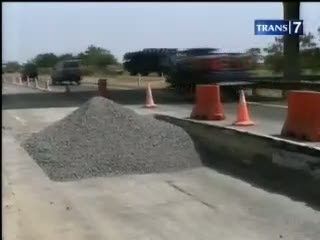 Jalanan Rusak Ancam Pemudik