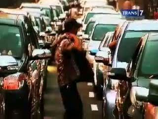 Jakarta Macet, Warga Buka Puasa di Jalanan