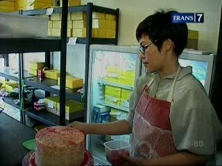 Dari Penyiar Radio, Sukses Menjadi Pengusaha Kue