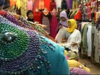 Pusat Perbelanjaan Ramai Dikunjungi