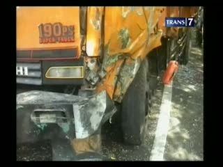 Mobil Tabrak Truk Parkir, 2 Penumpang Tewas