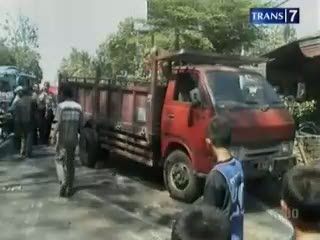 Hindari Rombongan DPP Demokrat, Truk Terguling