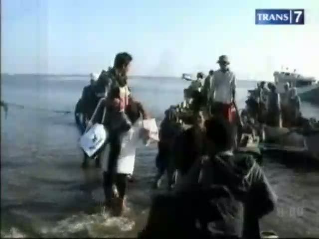 Kapal Tak Bisa Sandar, Pemudik Terobos Ombak