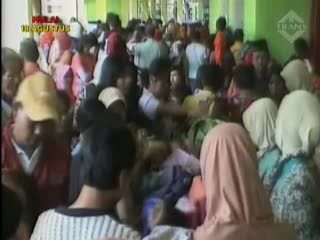 Pameran Baju Bekas Diserbu Warga