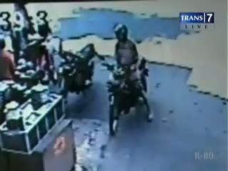 Mencuri di Motor, Terekam CCTV