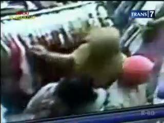 Aksi Wanita Pencopet Terekam CCTV