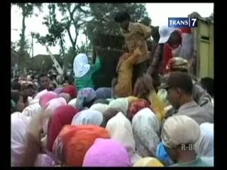 Lansia Berdesakan Demi Sembako Gratis