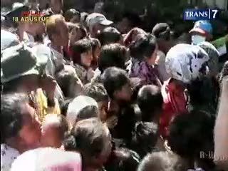 Balita Menangis di Tengah Antrean Zakat