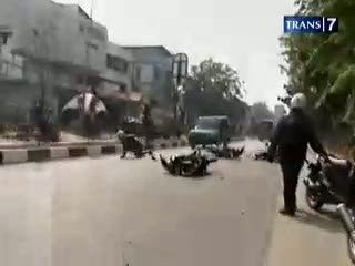 Minyak Tumpah Dijalan, Motor Berjatuhan