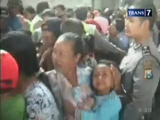 Balita Menangis Terkepung Antrean Zakat